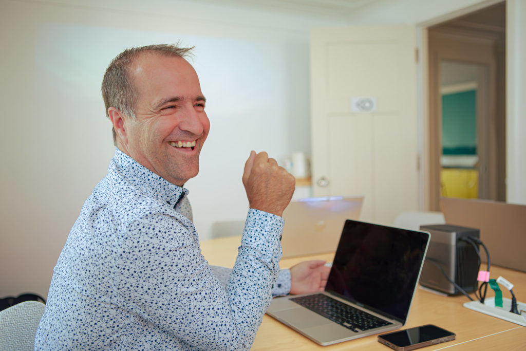 Employé de Comptabilité Numérique FP souriant