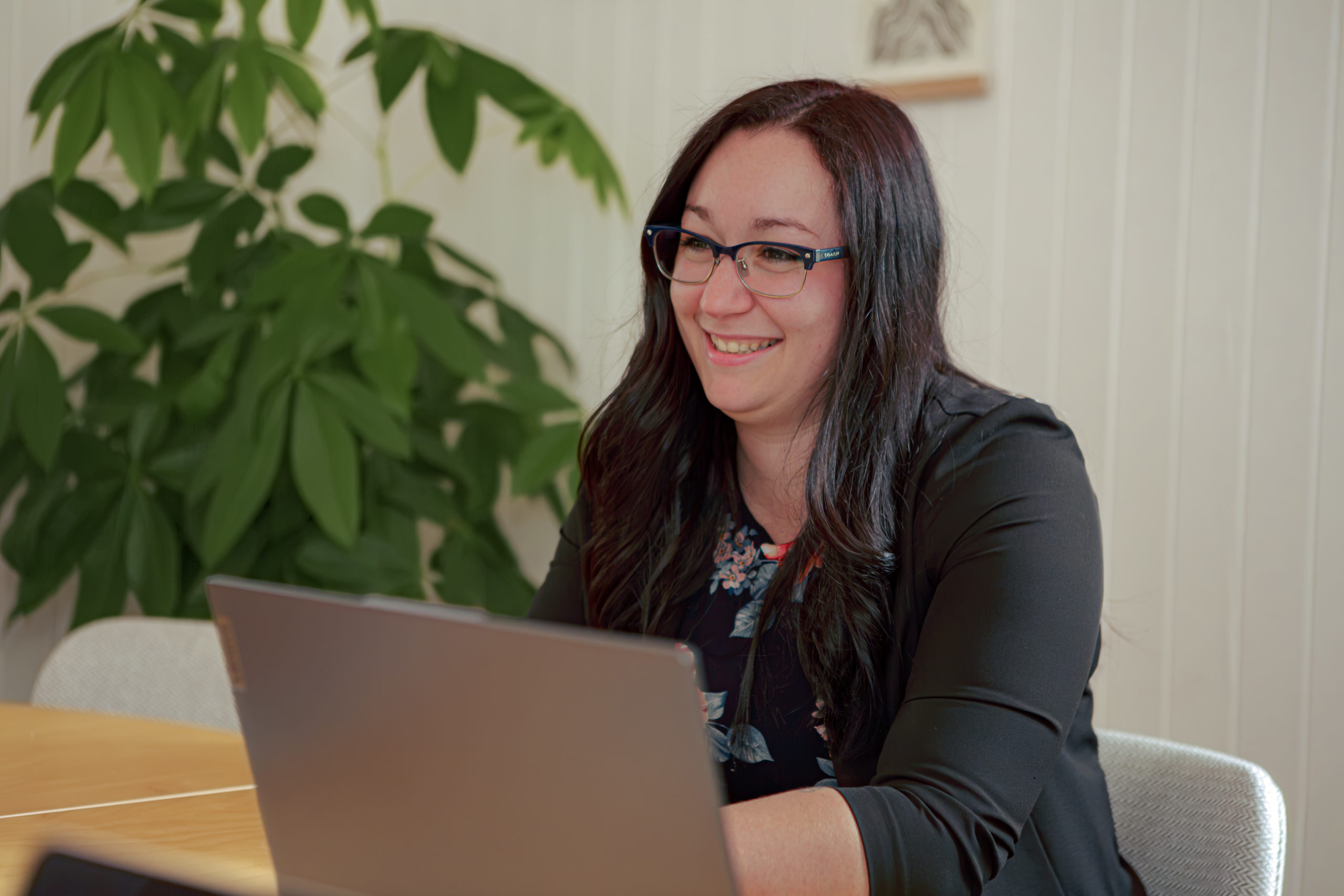 Employée comptable de Comptabilité Numérique FP qui sourit