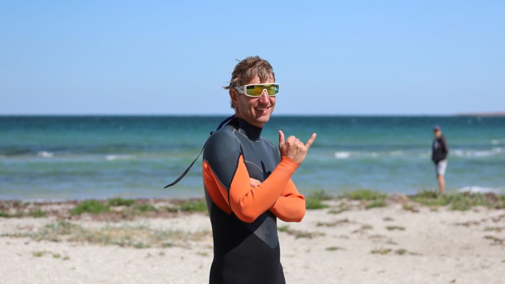 Entrepreneur avec temps libre à la plage
