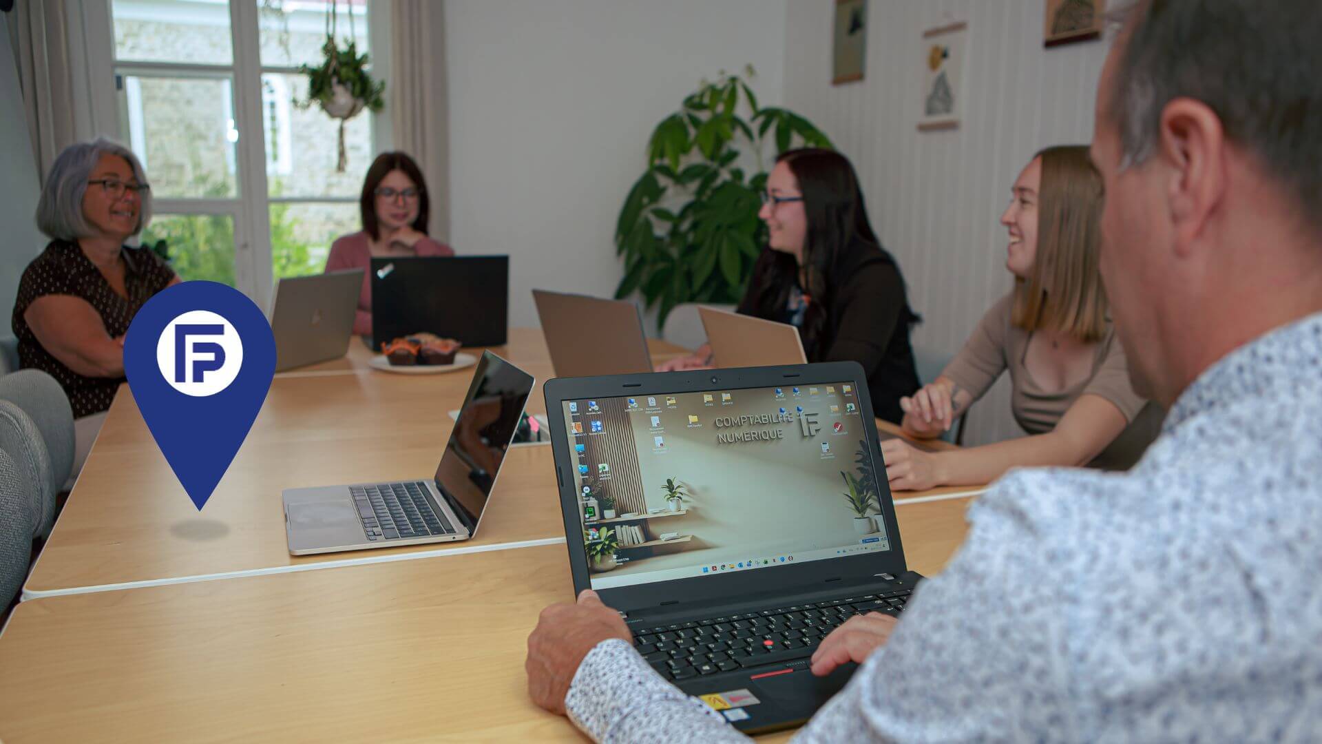 L'équipe de Comptabilité Numérique FP en rencontre devant ordinateurs