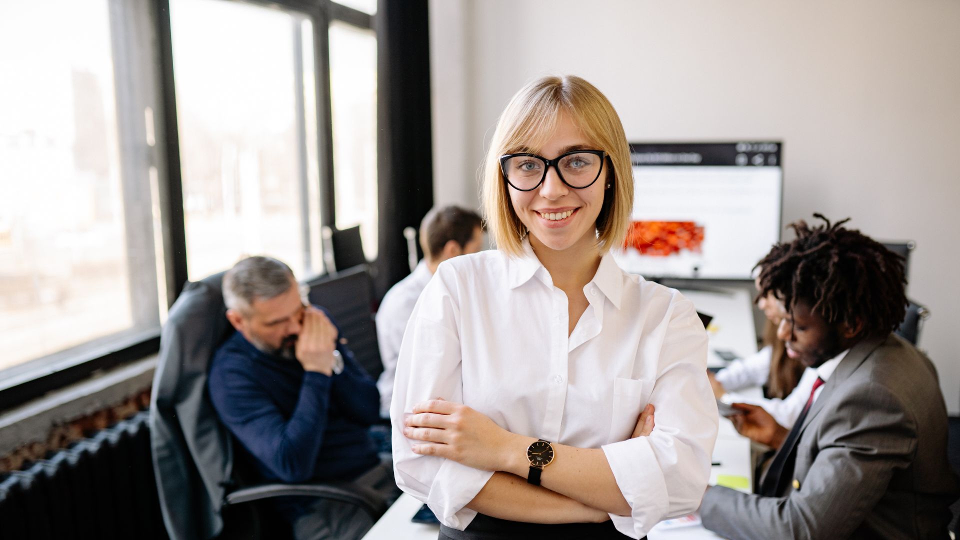 Femme d'affaires confiante souriant en regardant la caméra