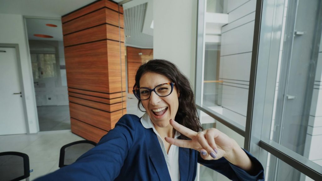 Femme d'affaires faisant un selfie amusant