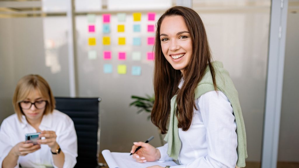 Femmes d'affaires travaillant heureusement