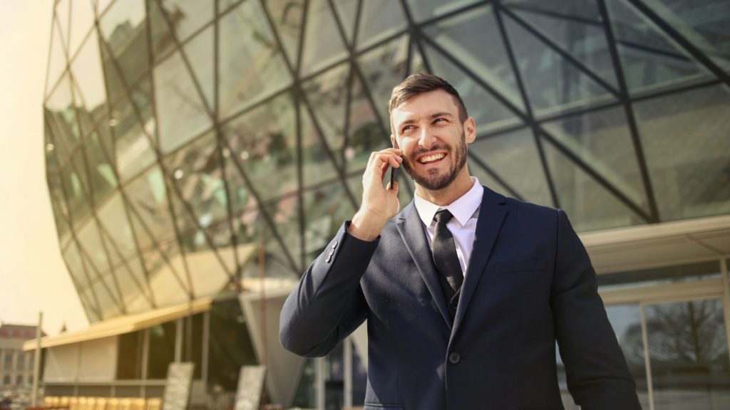 Homme d'affaire heureux en conversation au téléphone