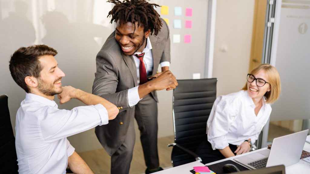 Hommes d'affaires se saluant amicalement