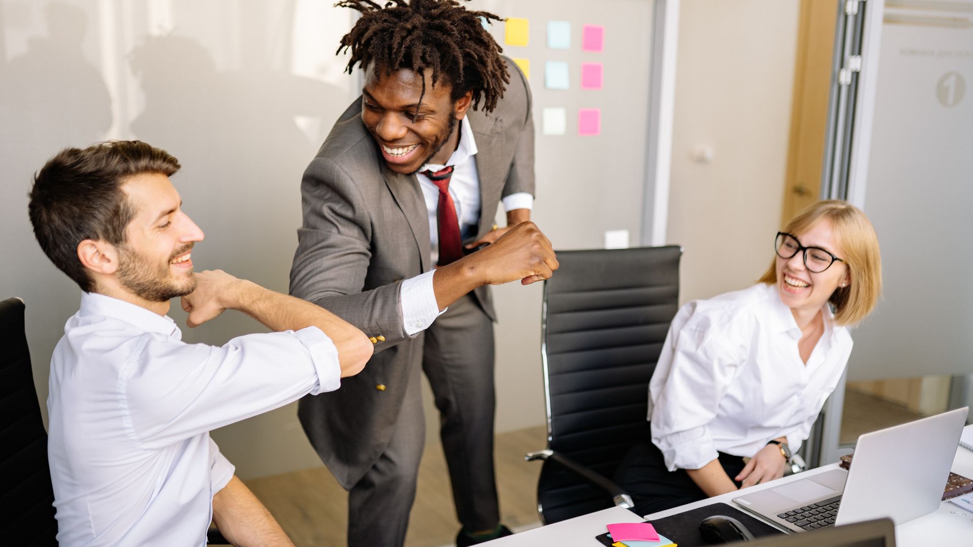 Hommes d'affaires se saluant amicalement