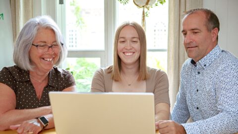 Employés de Comptabilité Numérique FP souriant devant un ordinateur